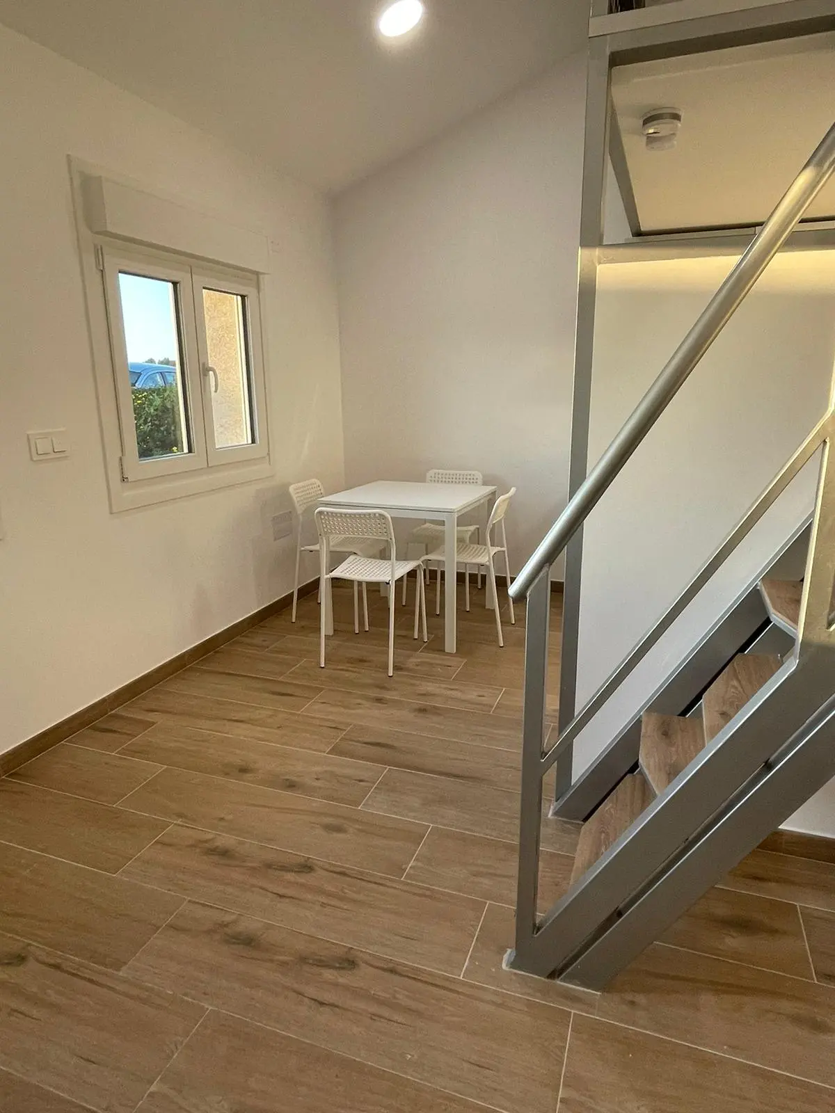 Comedor con escalera